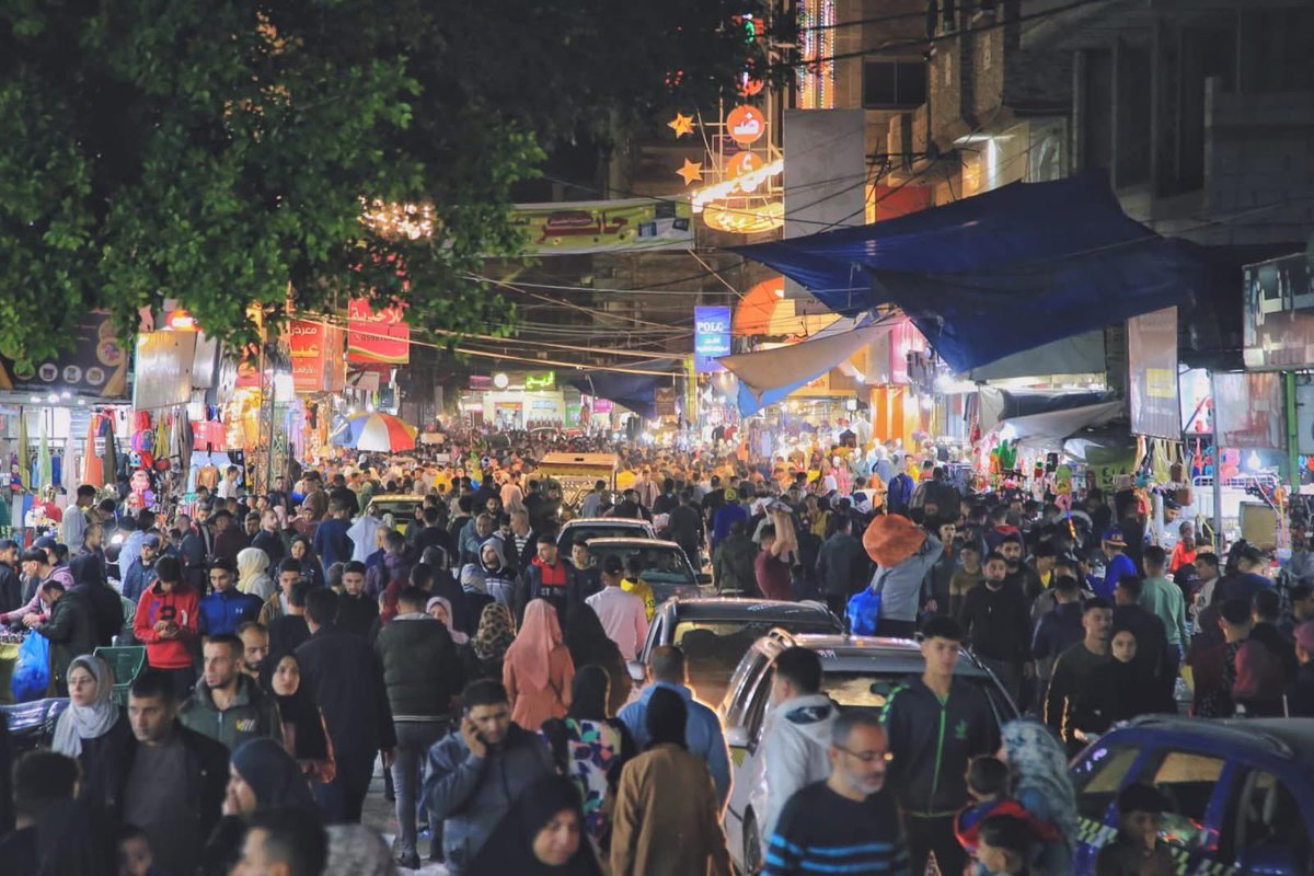 ليلة العيد من مخيم جباليا يوماً ما

الله وحده يعلم كم شخص بقي حياً من هؤلاء ..