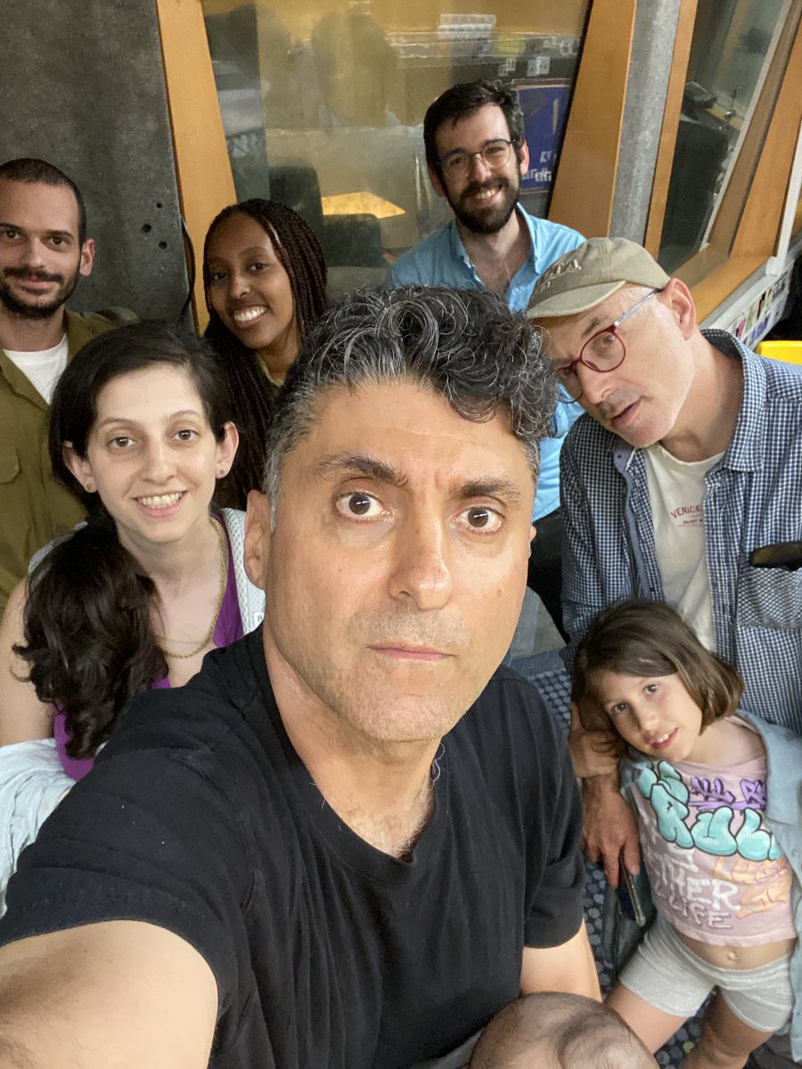 חצות בגלי צה״ל: ציפורי לילה ✨בממד
אבי אטינגר
ענת עורי
דודו ארז
מפיקה בת אור צגאי
עורך יואב אונגר 

מיהו נשיא פולין החדש?
מה הקשר בין באגס באני למשפט נתניהו?
ומה פשר הטרנד החדש: קפה טחינה! 

אורחים מיוחדים: עומר וגפן.