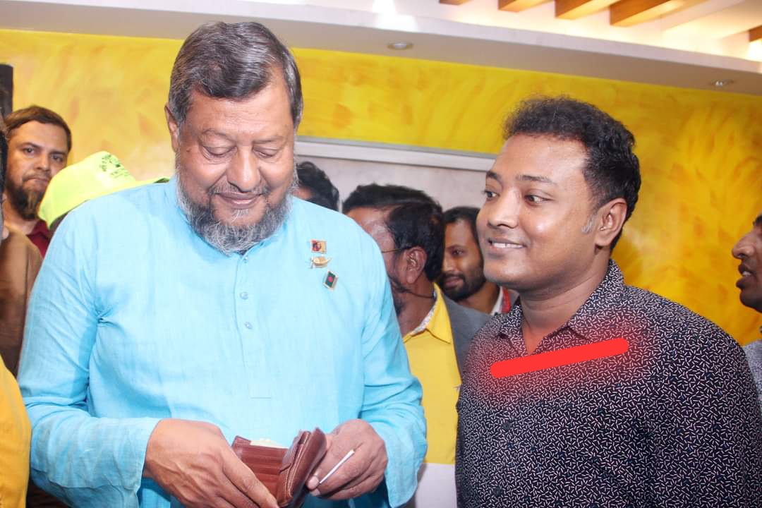 আওয়ামী লীগ নেতার সাথে ছবি ২