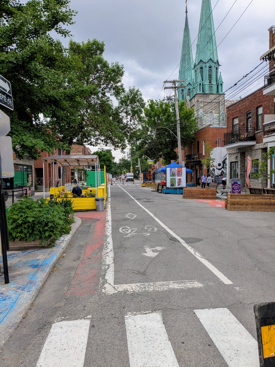 Rue piétonne de Castelnau ce midi, ça fourmille