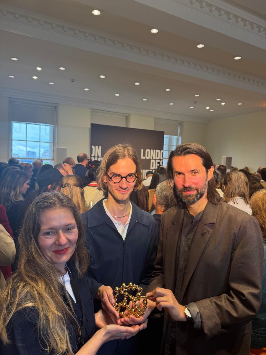 Hanna Wróblewska od kultury (@wroblewskahann) on Twitter photo Gratuluję zespołowi kuratorskiemu w składzie: Jakub Gawkowski, Monika Rosińska i Maciej Siuda, których projekt „Zapis czekania” zdobył prestiżową nagrodę za najlepszą interpretację tematu na <a href="/londonbiennale/">London Design Biennale</a>!
Ta wystawa w niezwykle poruszający sposób łączy tradycyjne rzemiosło z Gratuluję zespołowi kuratorskiemu w składzie: Jakub Gawkowski, Monika Rosińska i Maciej Siuda, których projekt „Zapis czekania” zdobył prestiżową nagrodę za najlepszą interpretację tematu na <a href="/londonbiennale/">London Design Biennale</a>!
Ta wystawa w niezwykle poruszający sposób łączy tradycyjne rzemiosło z