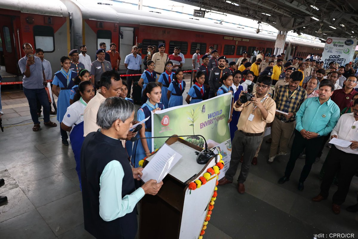 Central_Railway's tweet image. On #WorldEnvironmentDay, Central Railway launched the ‘Go Green’ initiative with tree plantations, plastic-free awareness rallies, and an eco-exhibition.
Let’s unite to #EndPlasticPollution and create a cleaner, greener tomorrow. 🌿
#Central_Railway #GoGreen