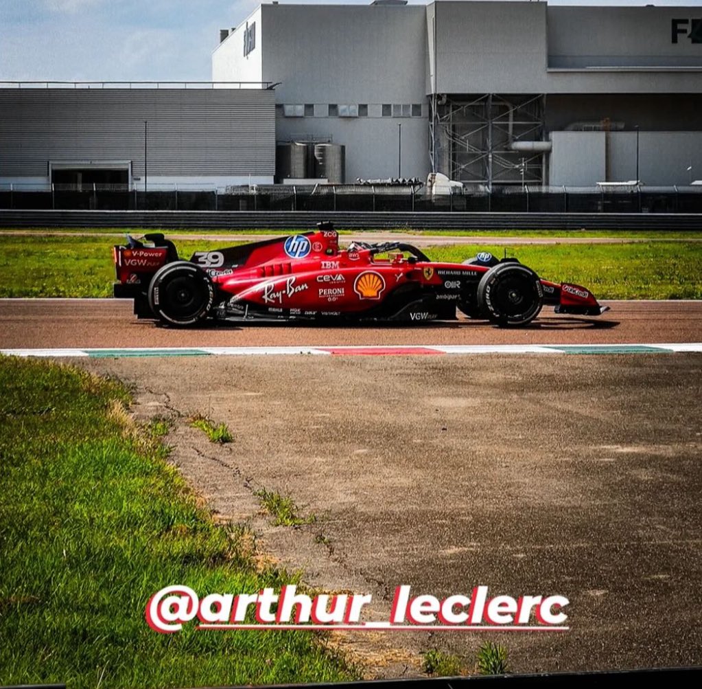 Send matching Oscar picture looking just as hot