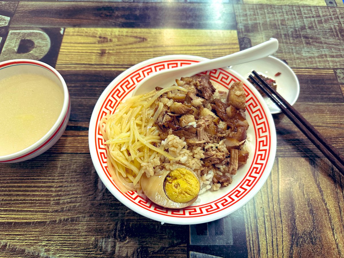 LLFS5804's tweet image. 一碗猪脚饭也算是丰盛了