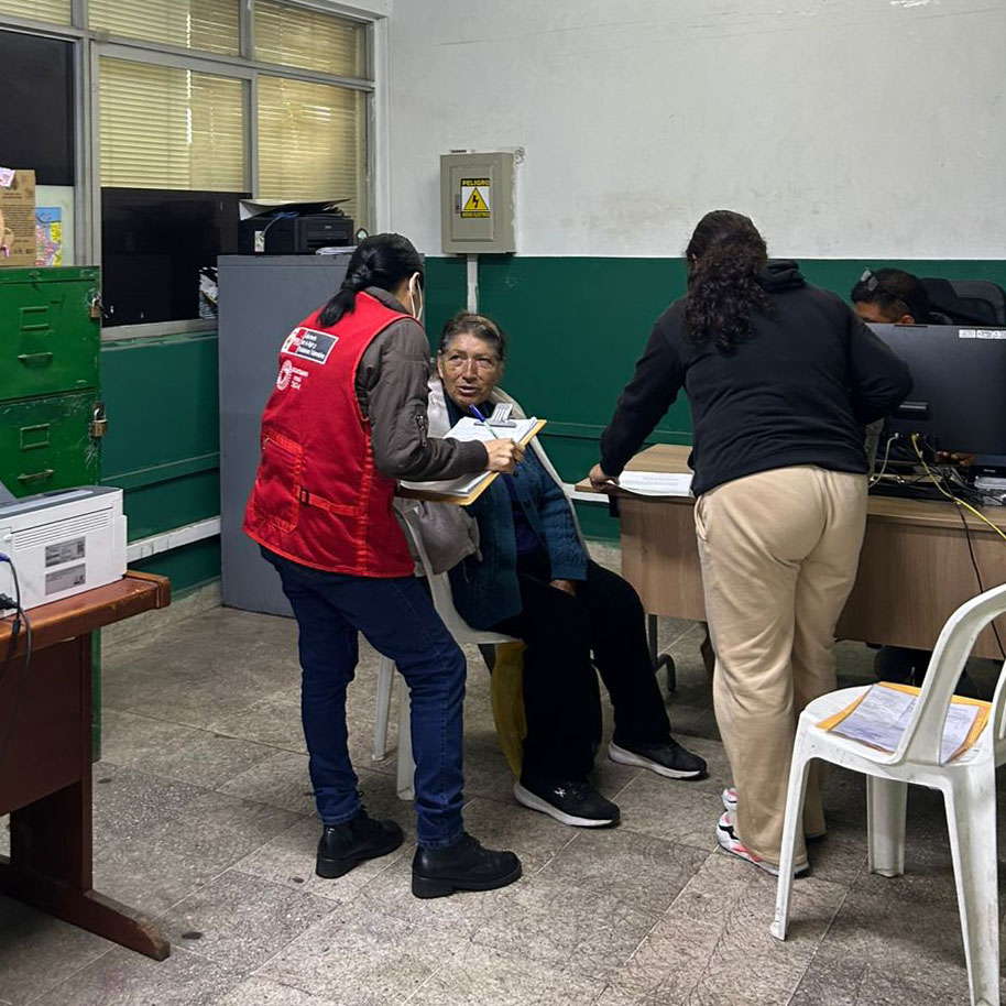 MimpPeru's tweet photo. #MIMPInforma #VillaElSalvador | El MIMP, a través del Programa Nacional Gratitud, atendió el caso de una adulta mayor de 73 años que fue desalojada del inmueble donde residía, por la exesposa de su pareja recientemente fallecida.
El equipo multidisciplinario brindó atención psicológica, social y asesoramiento legal a la señora, Alejandra Sullca Contreras. Tras la evaluación del caso, se recomendó que el conflicto patrimonial sea resuelto por la vía civil, conforme al marco normativo vigente. Asimismo, se activó la red de apoyo familiar.
La hija de la ciudadana, Esther Limache, asumirá su cuidado y atención. Además, se suscribió un acta de compromiso y se exhortó a la familia a garantizar el bienestar emocional e integral de la adulta mayor. El equipo del Programa Gratitud realizará una visita de seguimiento para verificar las condiciones de vida de la ciudadana en su nuevo entorno familiar.
Desde el MIMP, reafirmamos nuestro compromiso con la protección de los derechos de las personas adultas mayores y con su derecho a vivir una vida digna, libre de violencia y abandono. #NotaInformativa