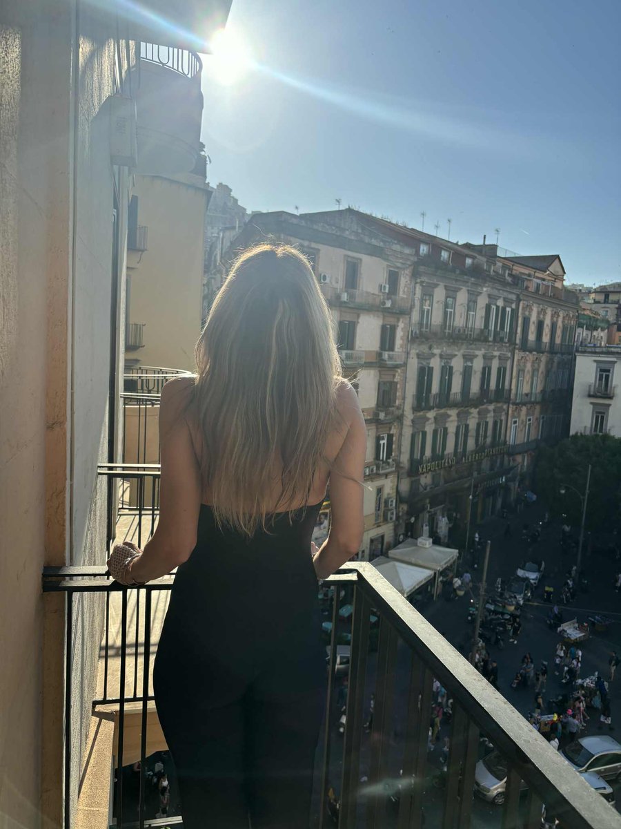 Amore
ti ho chiamato il giorno dopo in casa
e ti ho detto Scusa, non volevo disturbarti
ma ieri non hai sorriso
non hai detto una parola
e io voglio sentire la tua voce e sentire il tuo respiro🎶🎶🎶 #napoli #starequipersiempre🇮🇹🩵🩷