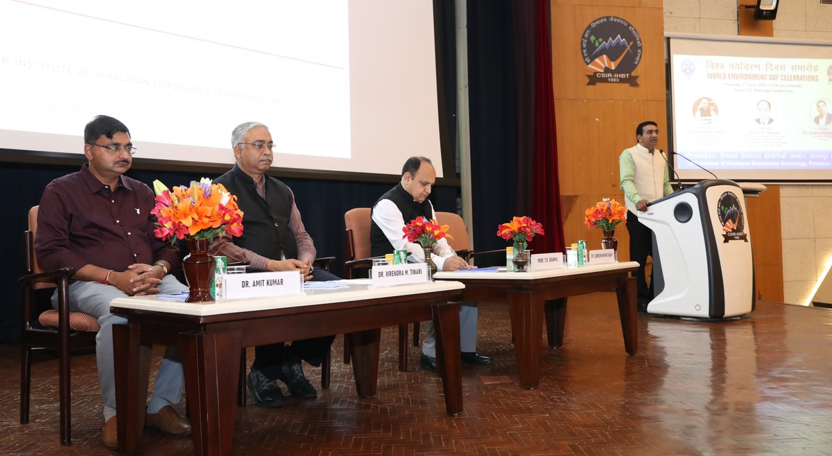 2/5
Dr. Sudesh Kumar Yadav highlighted the activities of the institute in the areas of waste degradation, composting, ecological restoration, forest fires, climate change, and environmental conservation. He emphasized that it is our prime responsibility to protect the environment