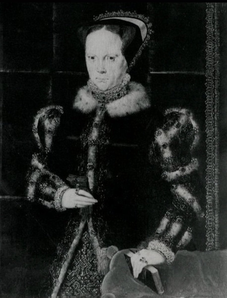 PStiffell's tweet image. As if this portrait couldn't be anymore mysterious. Here is another one by Eworth which depicts Mary portraying her humanist education c.1555.
