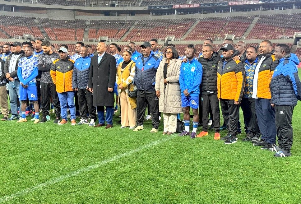 Jioni hii nimepata fursa ya kukutana na Wachezaji wa Taifa Stars na Benchi la Ufundi, wakati wa mazoezi katika Uwanja wa Mpira wa Peter Mokaba uliopo Polokwane, Jimbo la Limpompo. Nimewatakia kila la kheri katika mchezo wa kesho dhidi ya Timu ya Taifa ya Afrika Kusini (Bafana