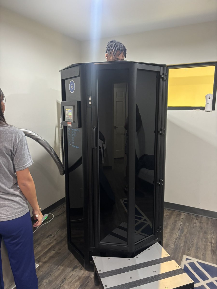 Took a little time to recover! Spent 3 minutes at -122°F and wow, what a difference! Thanks to <a href="/hydralivetweets/">Hydralive Therapy</a> for keeping me on my game! ❄️ #CryoLife #RecoveryMode