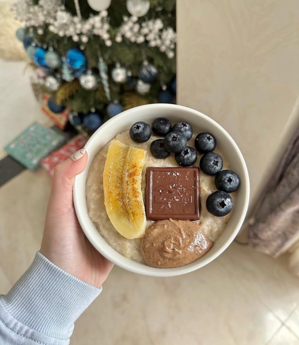 Neminambudiri's tweet photo. The day tops the day with a comfortable bowl of oatmeal with a touch of fresh fruit and chocolate
#HealthyBreakfast #OatmealLove #MorningVibes #HealthyEating #BreakfastGoals #Foodie https://t.co/EgL2c9T5z2