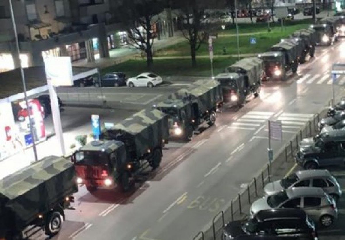 Chiny. Sfotografowano ciężarówki, które 30 maja ruszyły z Pekinu ze sfałszowanymi kartami wyborczymi.