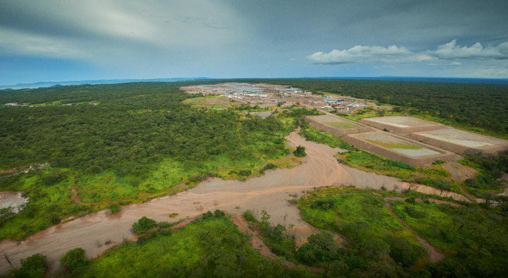 KimKimuntu's tweet photo. #RDC : Un acte de violence armée a été perpétré ce jeudi sur le site de #BossMining, visant directement le personnel de sécurité de G4S en poste et compromettant la protection des ressources nationales.

"Depuis 2024, plus de 200 camions quittent frauduleusement chaque jour le site avec des cargaisons de cuivre et de cobalt estimées à 1,8 million USD, privant l’État congolais de centaines de millions de recettes fiscales.
Cette situation va à l’encontre de la vision défendue par @Presidence_RDC. Un appel urgent est lancé aux autorités compétentes pour qu’elles prennent toutes les mesures nécessaires afin de sécuriser la zone de Kakanda et mettre fin à ce pillage organisé.", dit source.