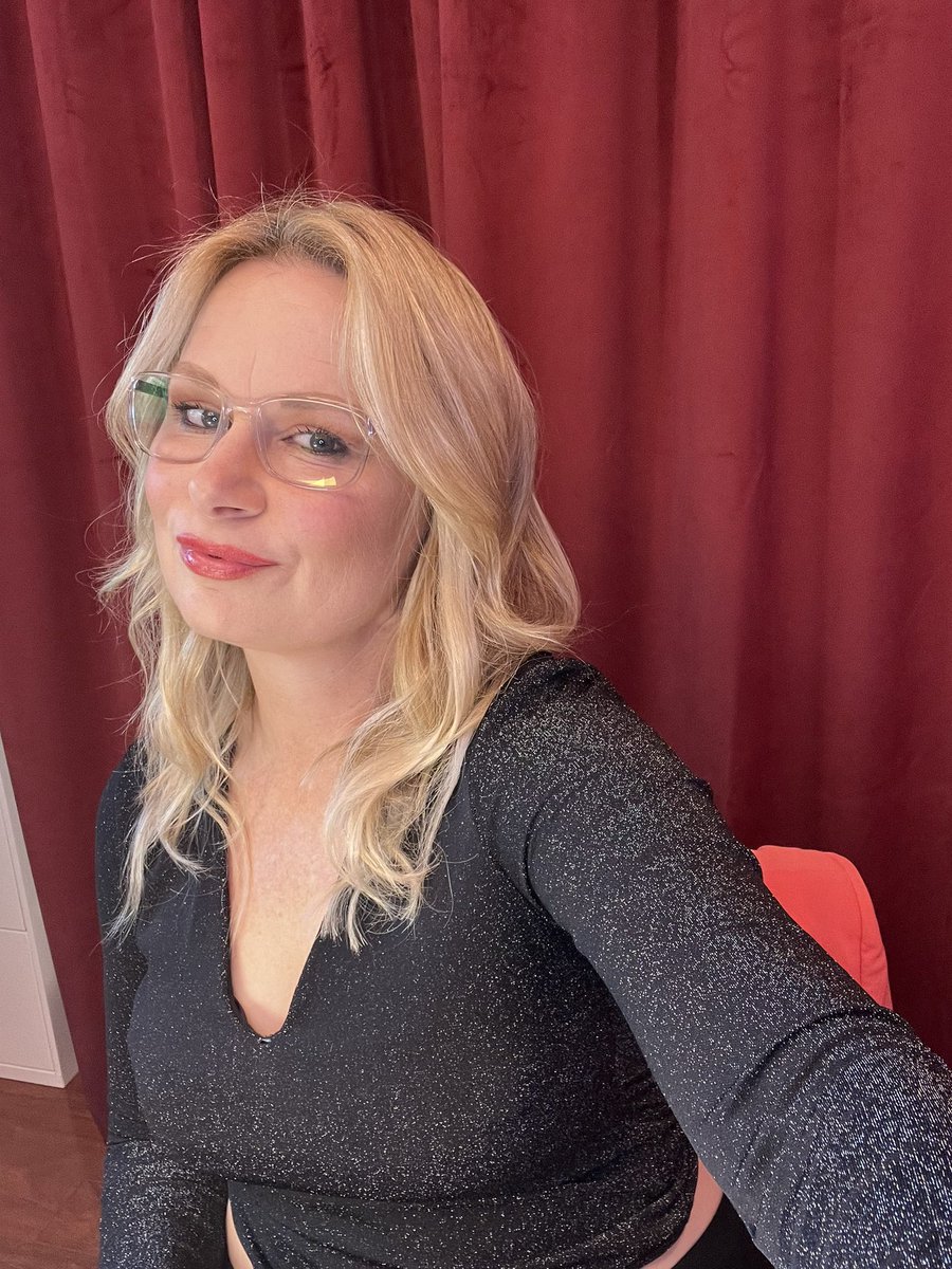 MaryLynnRajskub's tweet photo. Wow I was really feeling myself in this audition. Didn’t get the part. Too bad for them.
#SelfTapeLife #ActorLife #AuditionReady #WorkingActor #ActorsOfInstagram #MaryLynnRajskub #FeelingMyself #Selfie #NailedIt https://t.co/KMWogcd9Dw