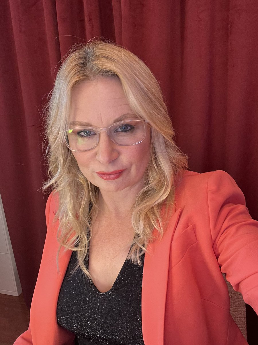 MaryLynnRajskub's tweet photo. Wow I was really feeling myself in this audition. Didn’t get the part. Too bad for them.
#SelfTapeLife #ActorLife #AuditionReady #WorkingActor #ActorsOfInstagram #MaryLynnRajskub #FeelingMyself #Selfie #NailedIt https://t.co/KMWogcd9Dw