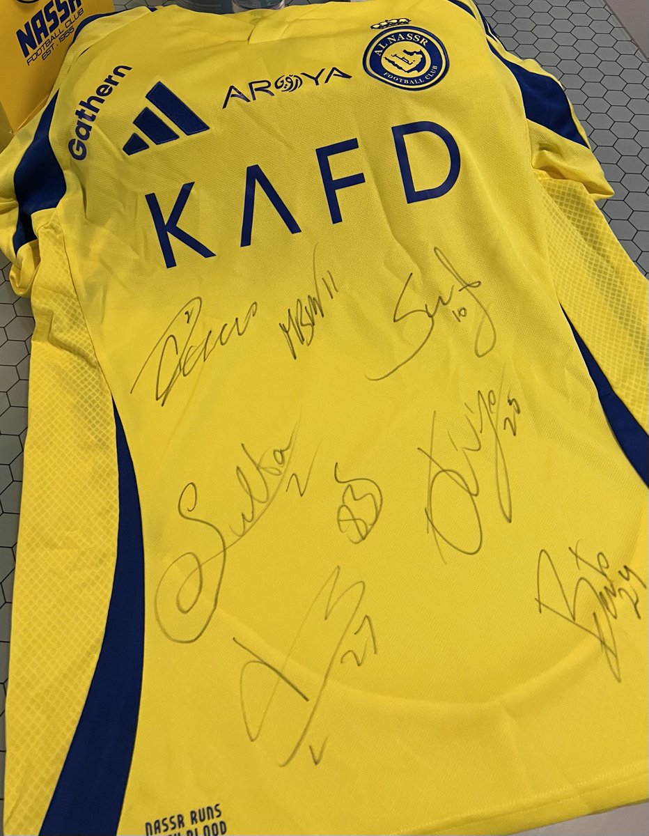 بما إن الطلب زاد على القميص الموقع، جبنا واحد ثاني 💙💛
تبون نسوي عليه سحب؟ ✍🏻