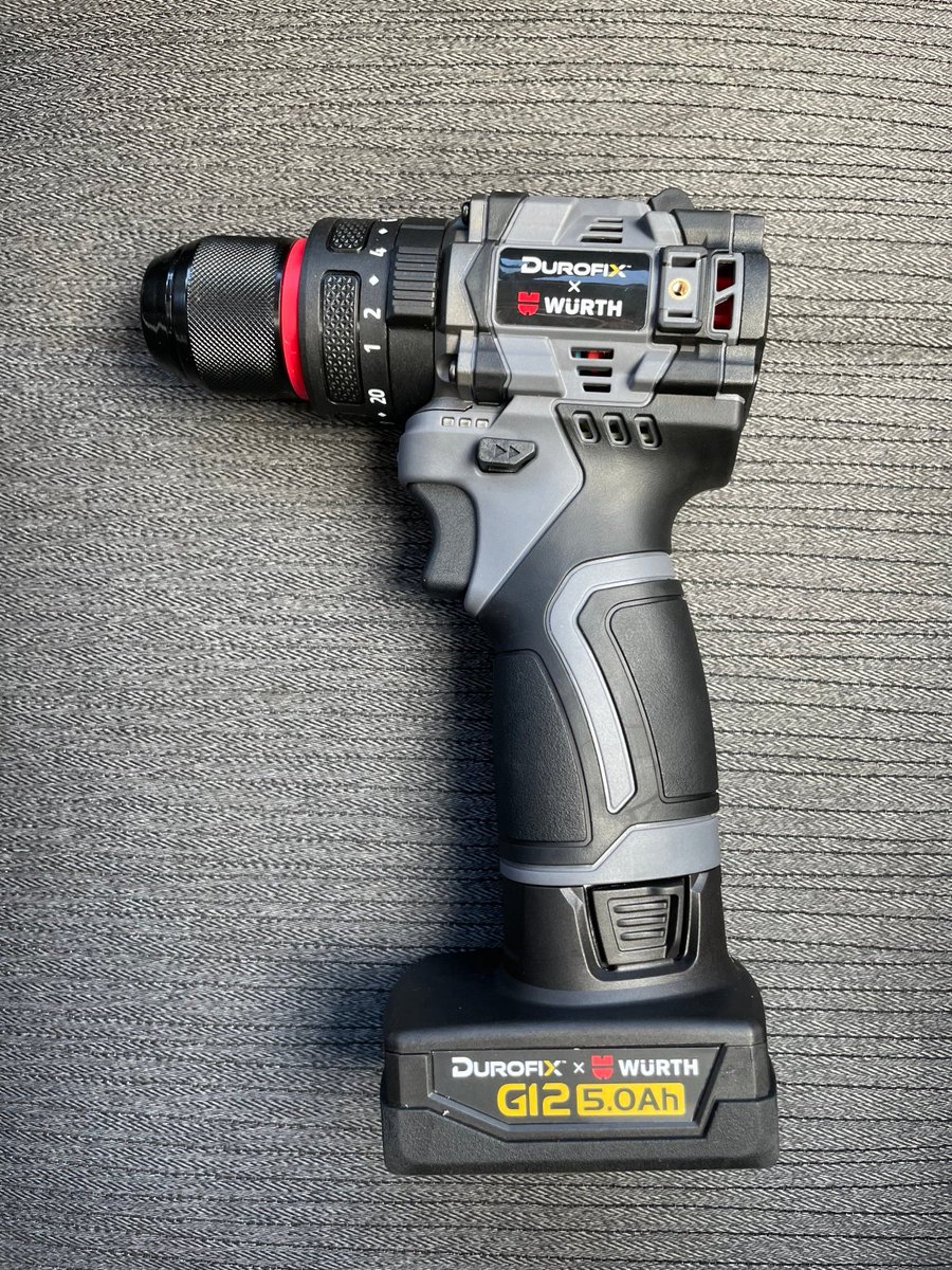 De grands sourires, un outil à la fois ! 👷‍♂️🔧 Voici William, un futur pro des métiers et fier fils de Simon, représentant des ventes chez Wurth Canada. Il veut déjà essayer notre Marteau perforateur 12V kit DUROFIX x WURTH !

Cette petite trousse puissante contient tout ce qu’il