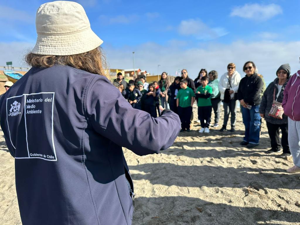 MMAAtacama's tweet image. SEREMI @MMAAtacama Natalia Penroz junto a @copiapomuni y la comunidad agrícola de Totoral,  participaron de charlas de avistamiento de aves y operativo de limpieza en el  Santuario de la Naturaleza Humedal de Tororal en el marco del día mundial del Medio ambiente.