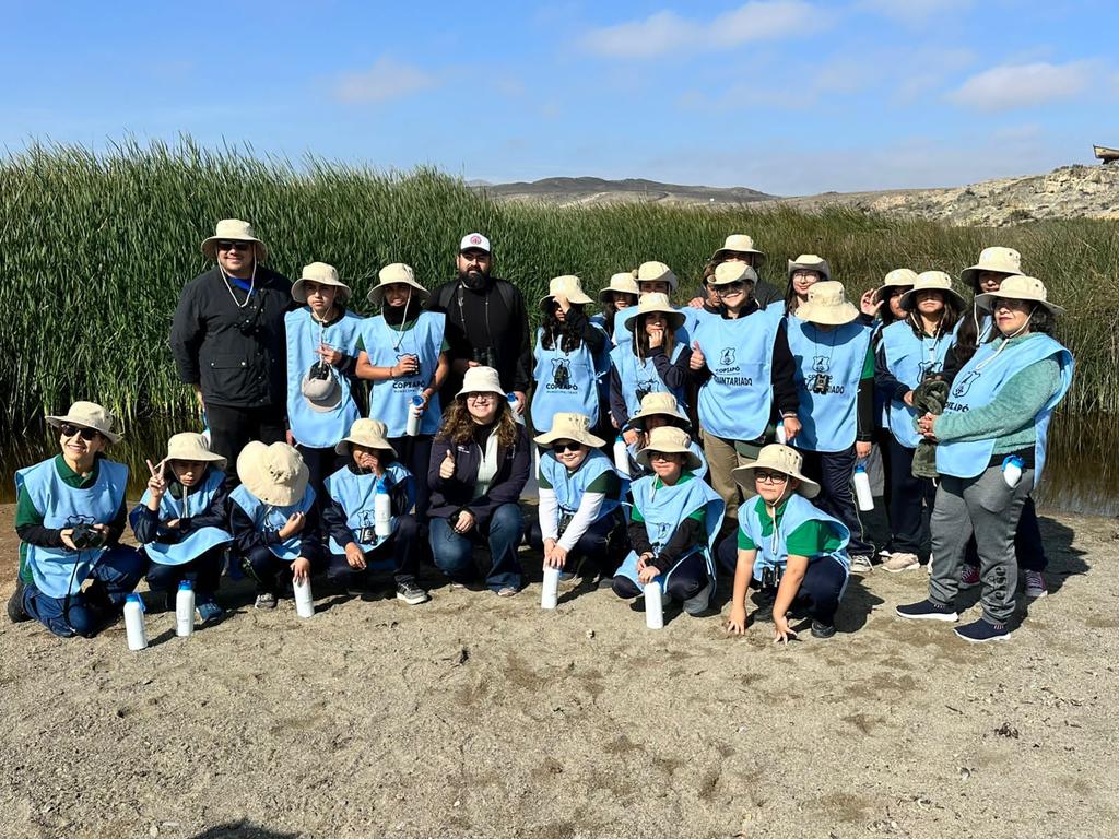 MMAAtacama's tweet image. SEREMI @MMAAtacama Natalia Penroz junto a @copiapomuni y la comunidad agrícola de Totoral,  participaron de charlas de avistamiento de aves y operativo de limpieza en el  Santuario de la Naturaleza Humedal de Tororal en el marco del día mundial del Medio ambiente.