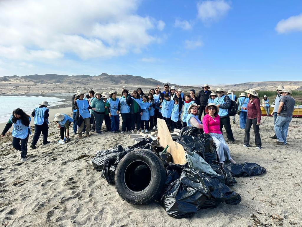 MMAAtacama's tweet image. SEREMI @MMAAtacama Natalia Penroz junto a @copiapomuni y la comunidad agrícola de Totoral,  participaron de charlas de avistamiento de aves y operativo de limpieza en el  Santuario de la Naturaleza Humedal de Tororal en el marco del día mundial del Medio ambiente.