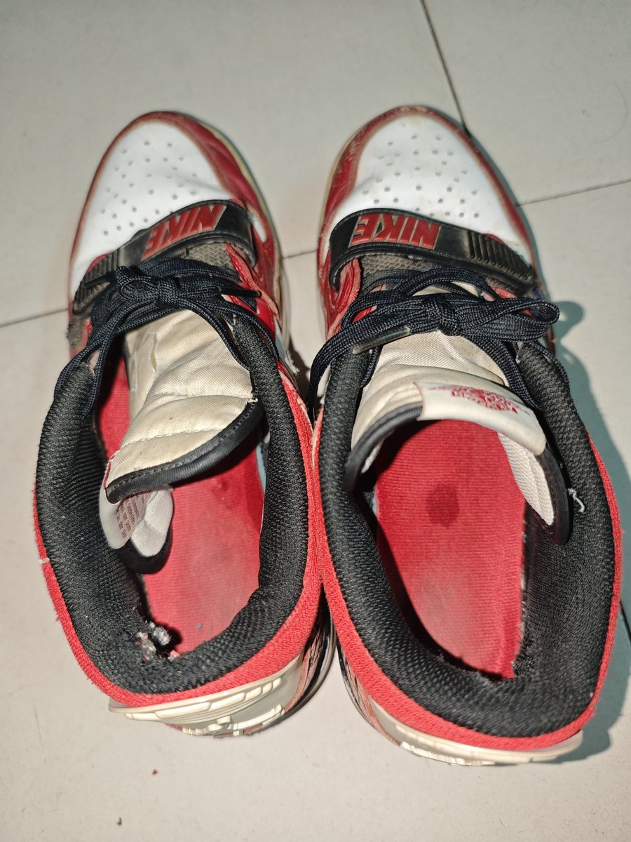 同学 鞋子借我射一下