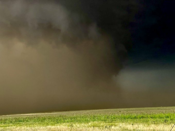 EuropeCognizant's tweet photo. Photo: Large tornado on the ground north of Levelland, Texas.

#txwx #wxtwitter #Tornado #Levelland #Texas #Breaking #Latest https://t.co/8OdFSf1Q46