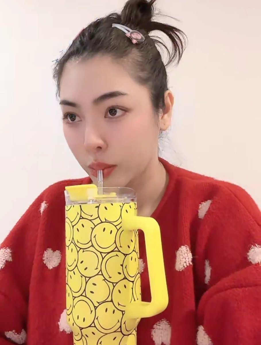 Lisaaayaaa1's tweet image. แก้วใหญ่มาก แต่สวยมากค่ะ พี่ 
หมายถึงพี่ นะค่ะสวยน่ารักมาก

SIMPLY THAI WITH FAYE
#SNPXFayePeraya