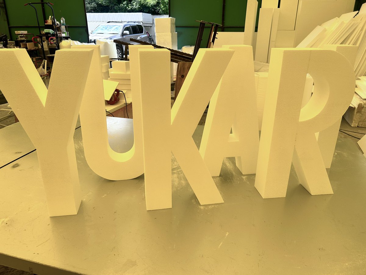 おはようございます☀️今日の天気は☀️今日もあっついです🫠
そして本日は　#ロゴマークの日 ✨

イベントや店内装飾として、ハヤシダではロゴや文字をさまざまな大きさでカット、立体造形しています🦾

水分補給をしっかりして本日も頑張っていきましょう！

#企業公式が毎朝地元の天気を言い合う