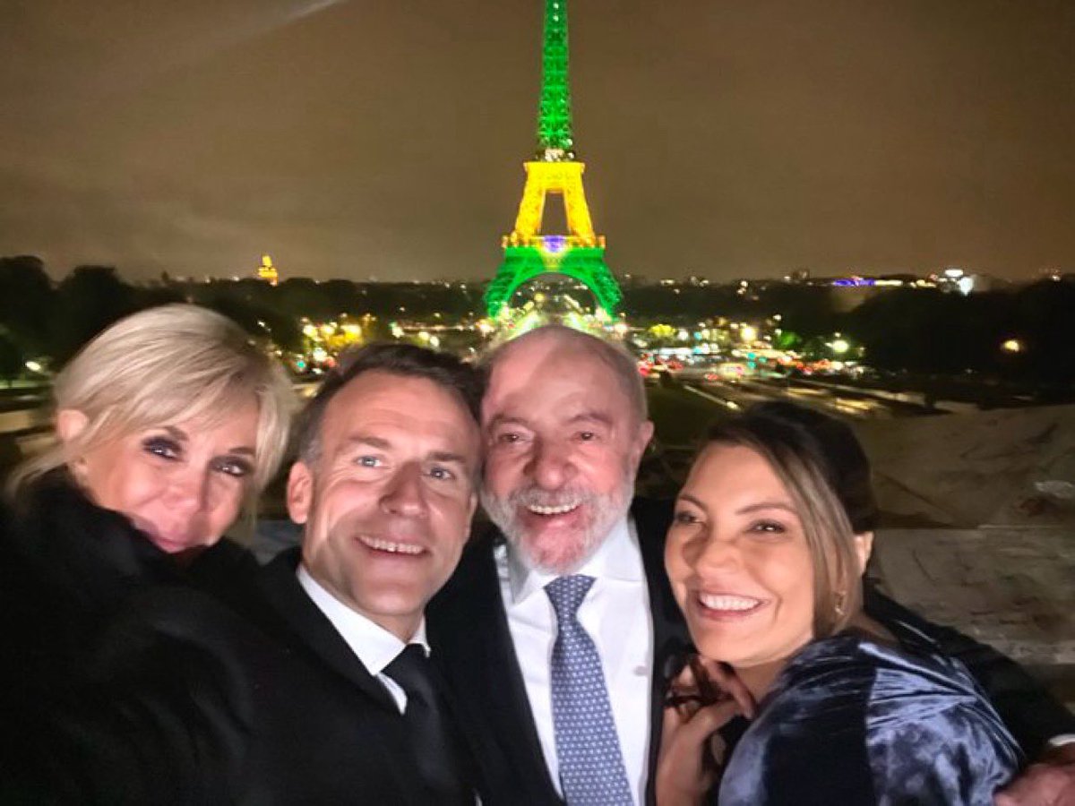 Emmanuel Macron não perdeu a chance de registrar a Torre Eiffel em verde e amarelo. Na foto, o presidente francês posou ao lado de Lula, Brigitte e Janja. 

📸: @emmanuelmacron