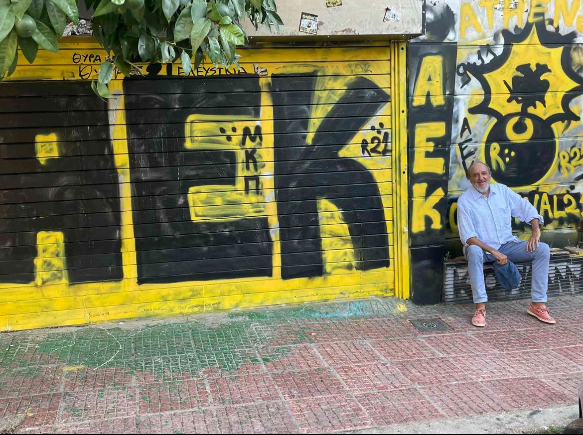 Χάραξες το φωτεινό μονοπάτι της ζωής μας. Σε κάθε αναποδιά της ζωής, μας έμαθες να σφίγγουμε τα δόντια και να λέμε «original σημαίνει δεν απογοητεύομαι». Σε κάθε πουστια να σφίγγουμε τις γροθιές και να λέμε «η original αγαπάει μόνο μια φορά». Αθάνατος #aekfc