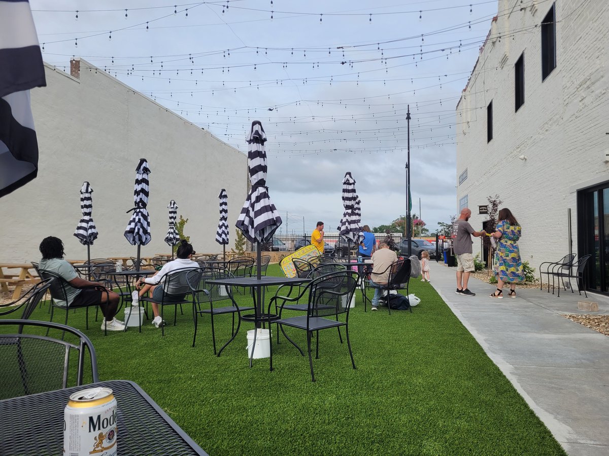 softtosslefty's tweet image. This lot is where an old theater you to be. It burned down when I was in 80 when I was a kid. Been vacant till recently. Couple a young guys bought it. Turned into a family friendly beer garden. Food trucks couple days a week. Kids everywhere. Love it.