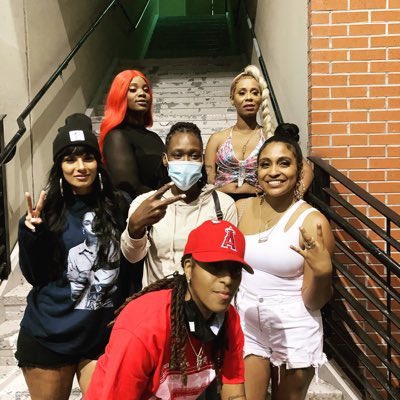 iamlor_eb25's tweet photo. #SUPPORTFEMALEBATTLERAP 👑 
40 BARRS👸🏾✍🏾
MBD🩸
Myverse✨
RX💊
Ehart😎🖊️
Young Gattas🐐 https://t.co/c3R1ZXTuw0