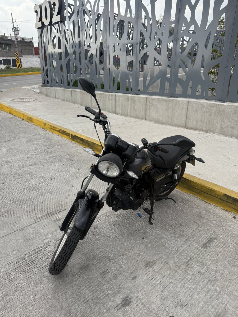 Hoy, alguien se robó mi casco justo frente al <a href="/CongresoPue/">H. Congreso de Puebla</a> 😵

Y con los operativos de la <a href="/SSPGobPue/">Secretaría de Seguridad Pública</a> y las multas de la <a href="/SSC_Pue/">SSC Puebla</a>, ni pensar circular así 

Quién se lo robó ¿le irá a poner la placa cuando aprueben aquello? 

¡Impensable!