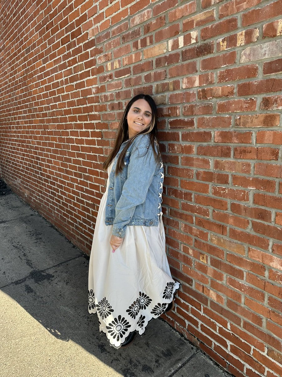 hey love this idea!
introducing myself ahead of shawn’s tour
#OnTheRoadWithShawn 

name: juls  
from: Florida 
fav album: illuminate 
fav songs: Running Low, Mutual, perfectly wrong &amp; heavy
otra shows: Toronto and maybe more!🤍

#OnTheRoadWithShawn