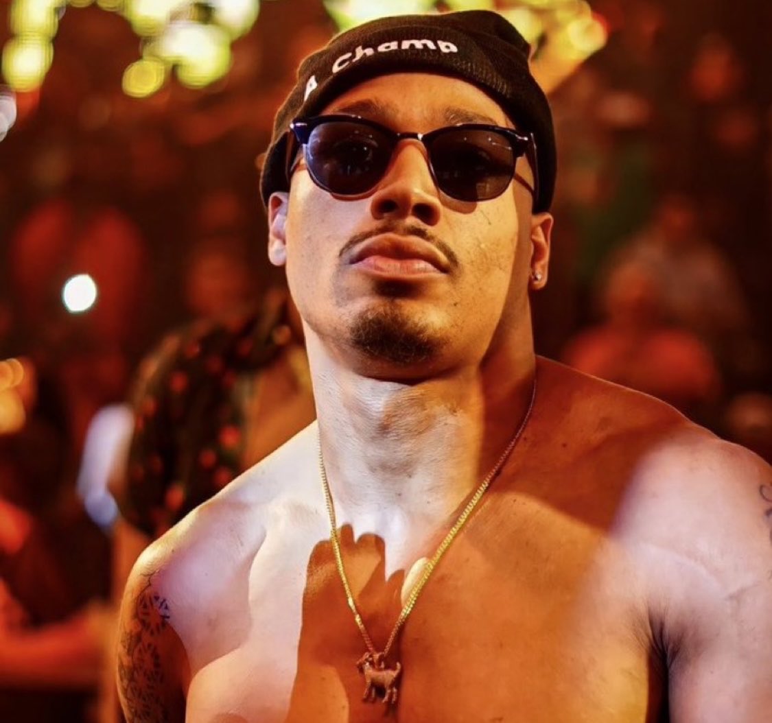 #SmackDown FOLLOW TRAIN!

- Follow me &amp; RT (IFB) 
- Like This Tweet
- Reply With A GIF of Your Favorite Wrestler
- Like And Follow Everyone Who Does This

LETS ALL GROW TOGETHER