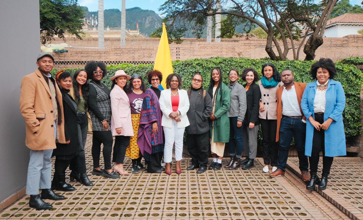 Vicepresidencia Colombia (@vicecolombia) on Twitter photo ¡Nace un museo para reparar la historia! 💪🏾
La Vpdta. <a href="/FranciaMarquezM/">Francia Márquez Mina</a> sostuvo un productivo encuentro con el equipo del <a href="/museonacionalco/">Museo Nacional de Colombia</a> y del Proyecto Museo Afro de 🇨🇴, en el que se presentaron los avances en la construcción y creación colectiva de este proyecto.
Sigue👇🏾 ¡Nace un museo para reparar la historia! 💪🏾
La Vpdta. <a href="/FranciaMarquezM/">Francia Márquez Mina</a> sostuvo un productivo encuentro con el equipo del <a href="/museonacionalco/">Museo Nacional de Colombia</a> y del Proyecto Museo Afro de 🇨🇴, en el que se presentaron los avances en la construcción y creación colectiva de este proyecto.
Sigue👇🏾