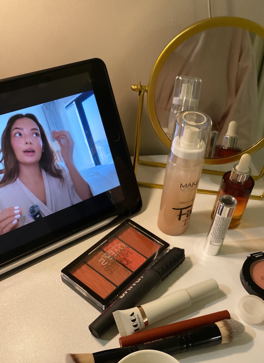 lim97l's tweet image. يا ليلة العيد أنستينا🩷