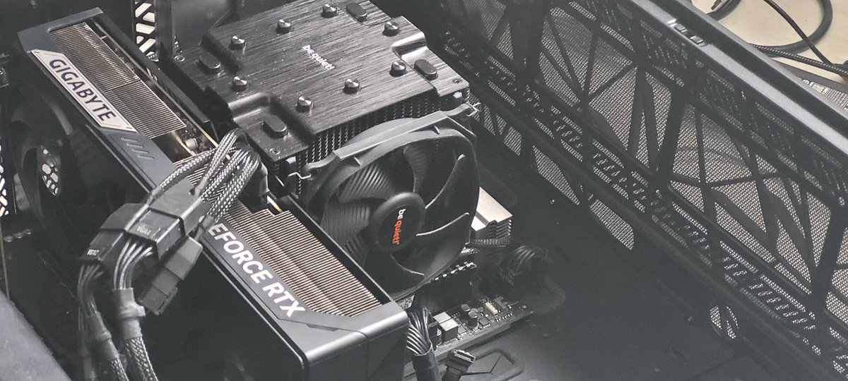 Ashmasterc's tweet image. 4 years ago I commissioned @StinceBuilt to build me a system that I could upgrade with multiple cards in the future. I finally dropped in a Gigabyte 5090 to replace my EVGA 3090 and I swear I can feel the time dropping on my 3D renders just by looking at it. Truly built to last