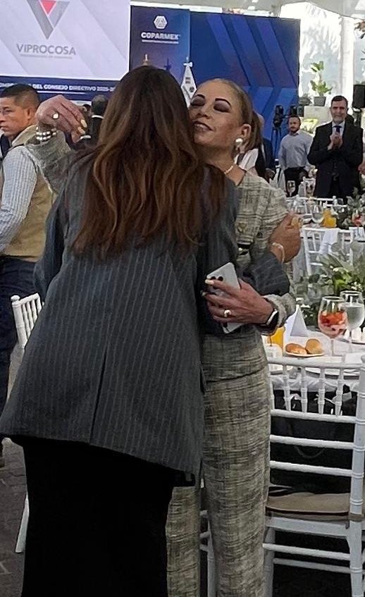 Asistí a la Toma de Compromiso del nuevo Consejo Directivo de <a href="/CoparmexZMLeon/">Coparmex ZM León</a> 
Felicidades a <a href="/michelsojo/">Michel Sojo</a> y reconocimiento a <a href="/hector_rodvel/">Hector Rodriguez V.</a> por su gestión.

Seguiremos fortaleciendo la vinculación con el sector empresarial.

Sumar esfuerzos y multiplicar resultados  es el camino.