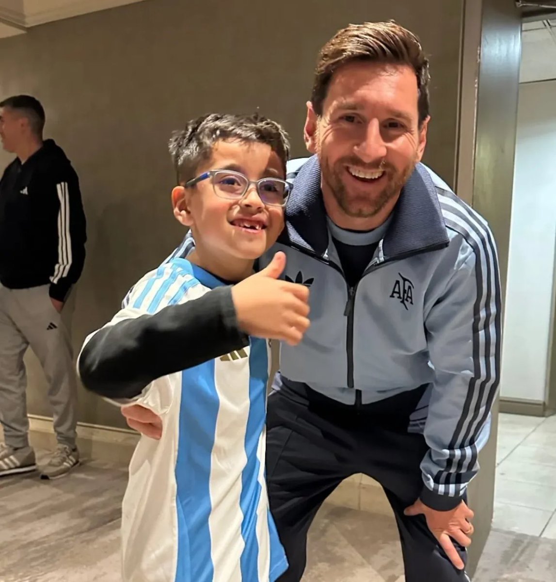 Messi making time for a fan