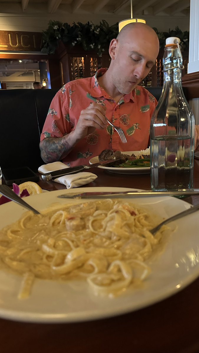 Made it to Boston, found one of my mods by the water, seafood absolutely fucks 😂