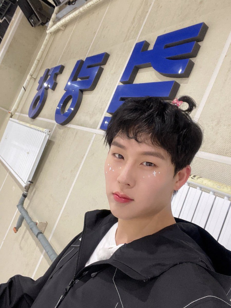 Feliz aniversário Larizinha. Uma gigante guerreira, que luta por seus sonhos, defende seus amorese se diverte com seus amigos. Impossível não existe em seu vocabulário, pois quando quer realmente, luta até vencer. É um prazer ser sua sogra <a href="/jooheonne/">ʟᴀʀɪ ♡ jooheon</a>