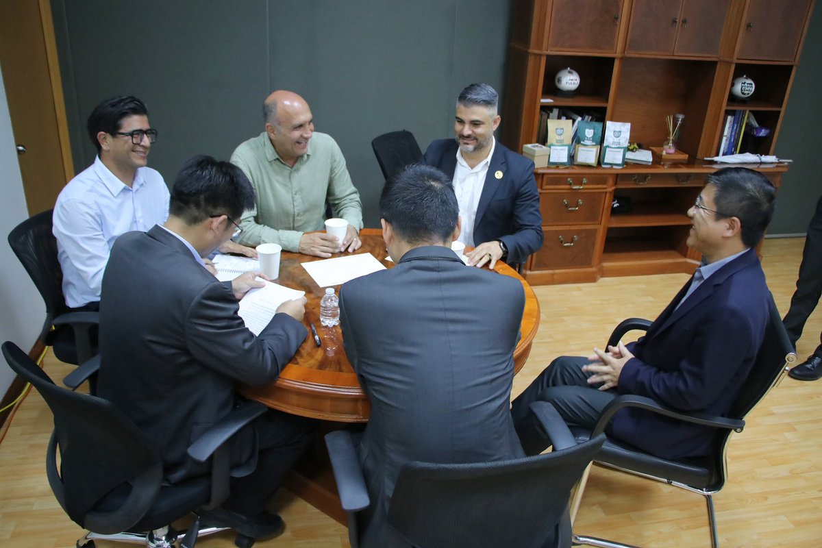 El titular <a href="/VictorGabCh/">Victor Gabriel Chedraui</a> recibió a representantes de la <a href="/EmbChinaMex/">Embajada de China en México</a> y de la Federación China en México para consolidar vínculos comerciales e inversiones responsables que refuercen la legalidad. El <a href="/Gob_Puebla/">Gobierno de Puebla</a> fortalece su desarrollo global. #PensarEnGrande 🇲🇽🤝🇨🇳
