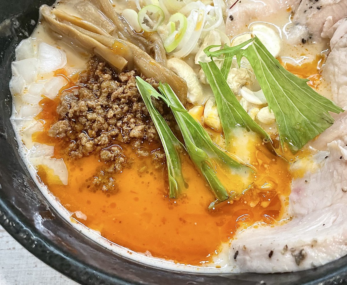 ［江坂］
【麺創 麺魂】

冷やし担々麺
チャーシュー

脱走ヌー魂決め込んだぜ💨🍜
店主さんと女将さん休みの日なのすっかり忘れてたけど🥹
この冷やし好きなんよなぁ魚介出汁の効いた担々冷製スープうんみゃい😋
鶏チャもしっとり🐓次鶏チャWトッピングもありだな🔥

ごちそうさま！！