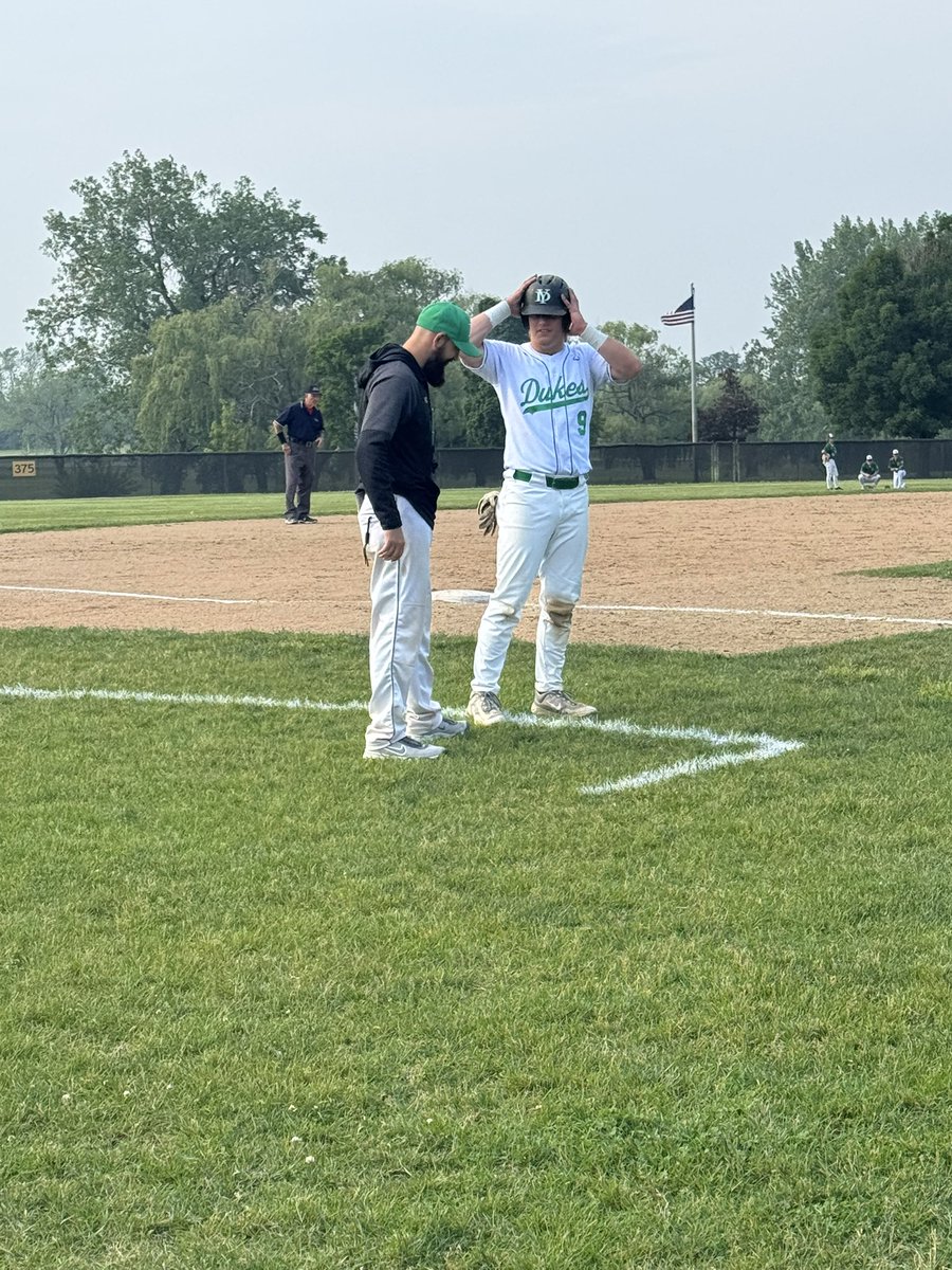 FINAL: York 10, Glenbard West 0
Dukes dominate in the sectional semifinal with a 10-run shutout! On to the Sectional Final! 💥💚
#GoDukes #YorkBaseball #PlayoffPush