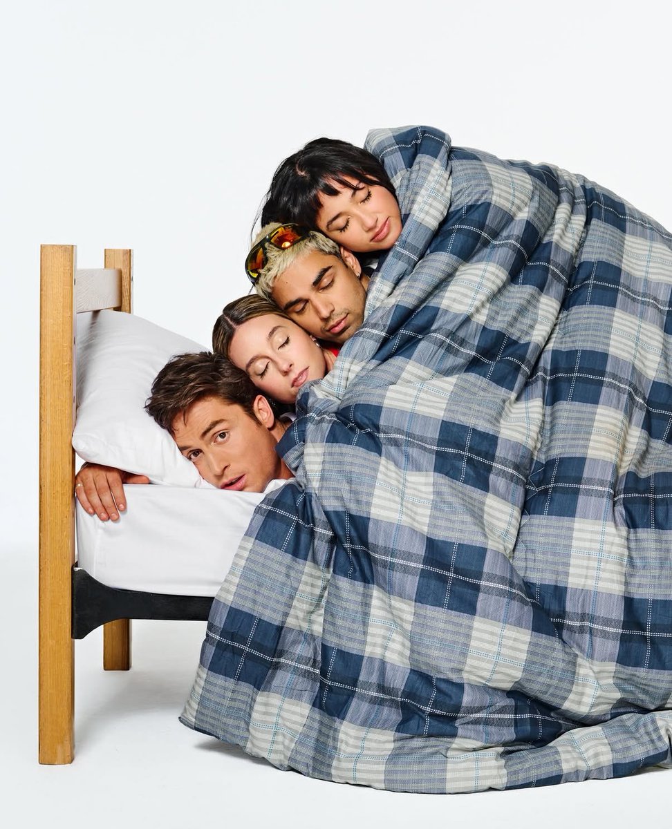 ultragloss's tweet photo. this whole shoot is soooo fun and good https://t.co/8URNWn7l9I