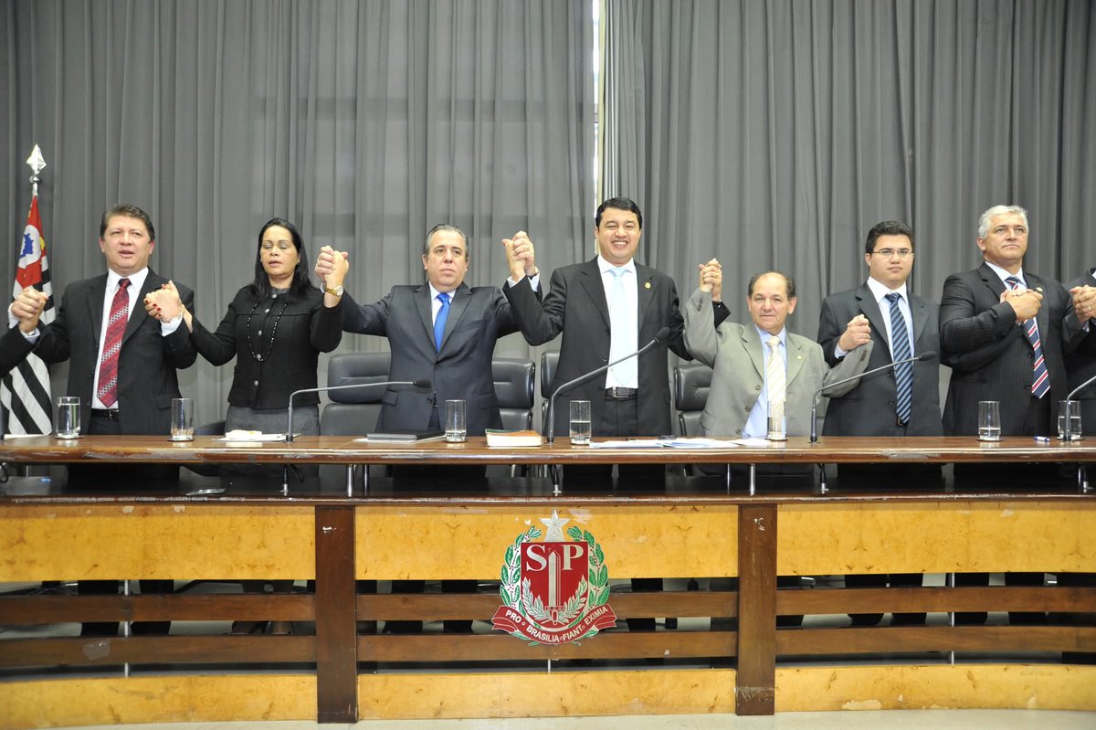 #TBT No lançamento da Frente Parlamentar Evangélica na Alesp, em 2011, vivi um dos momentos mais marcantes da minha trajetória pública. Como membro fundador, tive a honra de unir forças com outros parlamentares para dar voz aos valores cristãos no Parlamento Paulista!