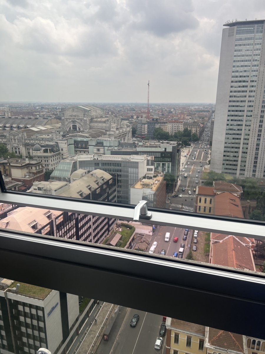 italiawenke's tweet photo. 新中国联邦五周年国庆6/4米兰直播现场花絮，背后是米兰中央火车站，据说是当时意大利政府用大清的庚子赔款建起来的。 https://t.co/gcnYESefav
