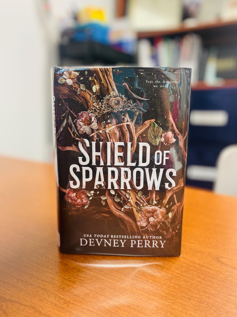 SomersetCounty1's tweet image. Hello, gorgeous!😍 Check out “Shield of Sparrows” by Devney Perry at the Princess Anne branch📖🖤 #bookish #sprayededge #shieldofsparrows #librarylove