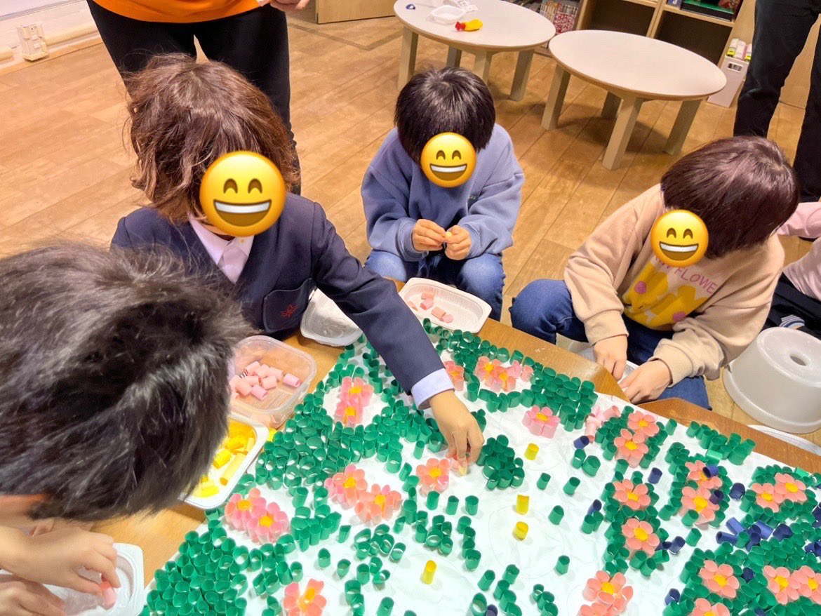 firstscene_fsgn's tweet photo. 療育活動～美術作品作成～

2025年3月に上野の森美術館で開催された「台東区障害者作品展　森の中の展覧会」に、ファーストシーンドリーム浅草橋教室より『春の花』というアート作品を出展、展示されました🌸
指先を器用に使う練習「微細運動」をしながら、素敵な作品を仕上げました♪

#アート #療育 https://t.co/0KQUuSFYw7